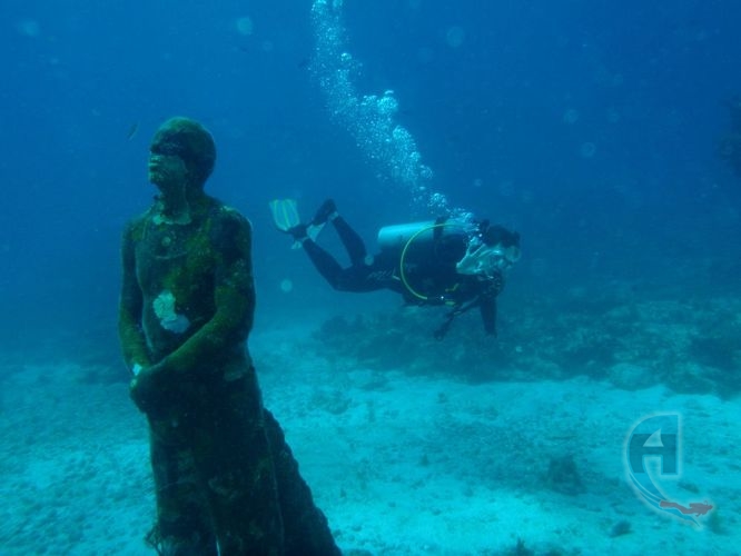 estatuas sumergidas en el fondo del mar